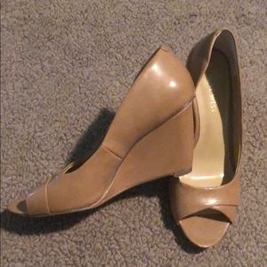 NWOT Nine West tan wedge